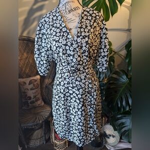 Women's Heartloom Nova Floral Wrap Dress in Onyx Size Medium